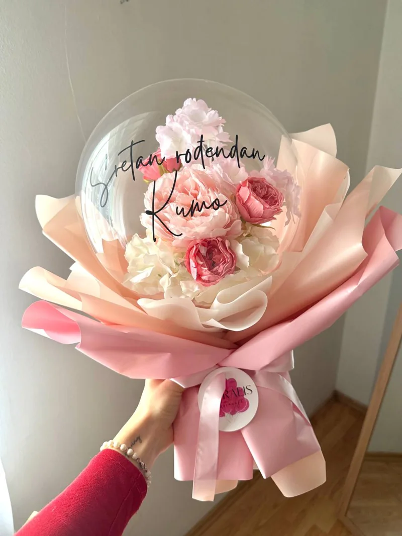 Rukama pažljivo držan personalizirani cvjetni balon
